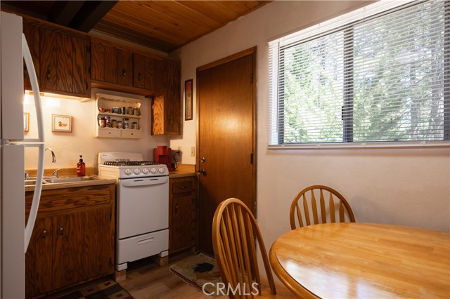 Detail Gallery Image 11 of 20 For 42554 Cedar Ave, Big Bear Lake,  CA 92315 - 2 Beds | 1 Baths
