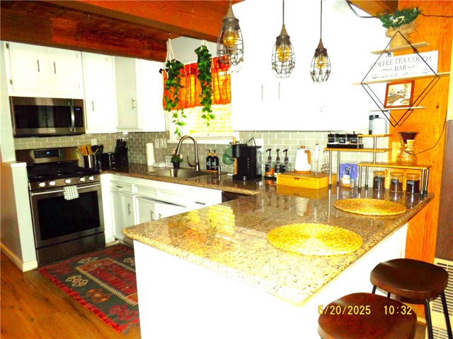 Detail Gallery Image 6 of 16 For 33020 Arrowbear, Running Springs,  CA 92382 - 3 Beds | 3 Baths