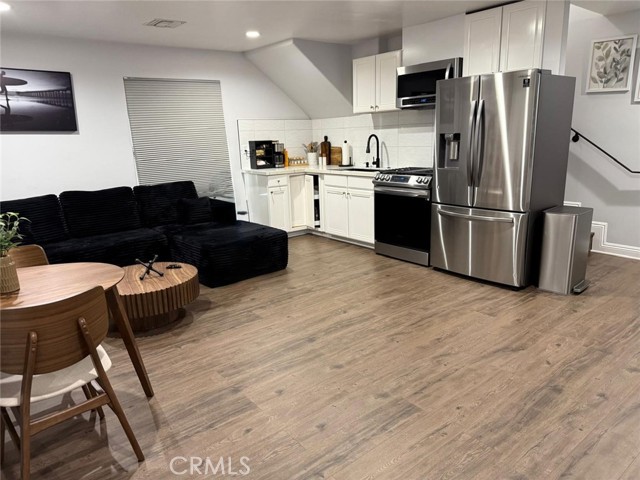 22237 Buena Ventura Street, Woodland Hills CA: https://media.crmls.org/medias/018196c5-f6c5-40ca-9ef2-9d9e15b04e80.jpg