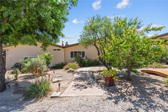 39662 86th W Street, Leona Valley CA: https://media.crmls.org/medias/0182bc19-918e-4f6b-96c8-af24ecdde6d3.jpg