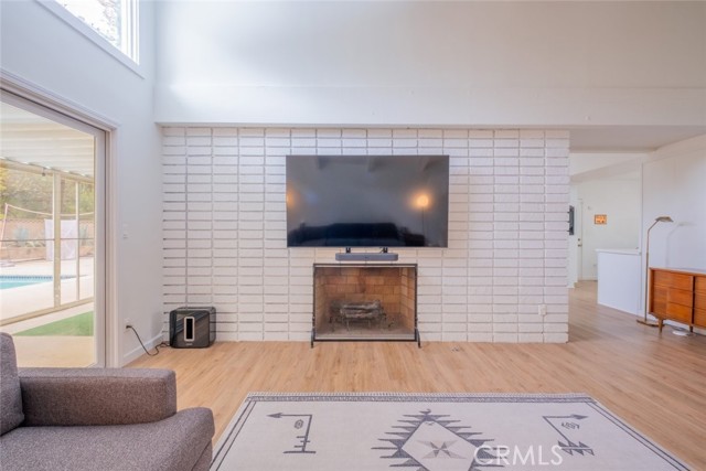 Detail Gallery Image 4 of 32 For 23100 Mulholland Dr, Woodland Hills,  CA 91364 - 4 Beds | 2 Baths
