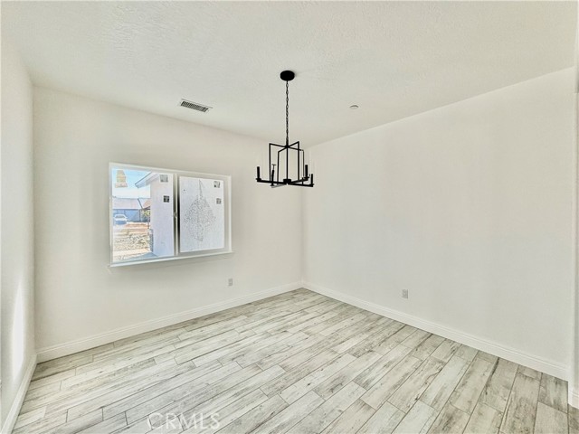 Detail Gallery Image 6 of 16 For 21282 Laguna Rd, Apple Valley,  CA 92308 - 4 Beds | 2/1 Baths