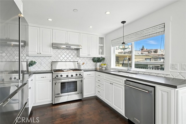 213 Seaview Street, Manhattan Beach CA: https://media.crmls.org/medias/01873505-5b5f-4c97-93a0-9019476becd1.jpg