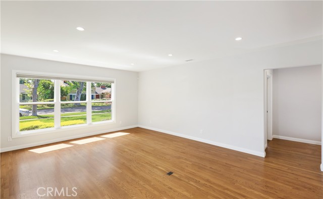 Detail Gallery Image 14 of 43 For 933 W Riviera Dr., Santa Ana,  CA 92705 - 3 Beds | 2/1 Baths