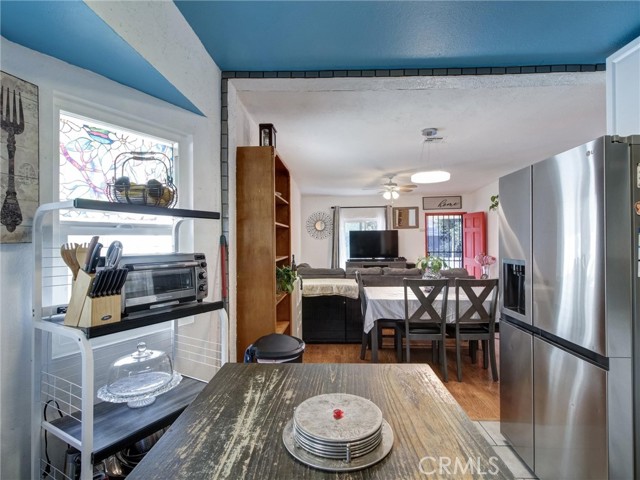Detail Gallery Image 6 of 17 For 841 W 58th, Los Angeles,  CA 90037 - 4 Beds | 2 Baths