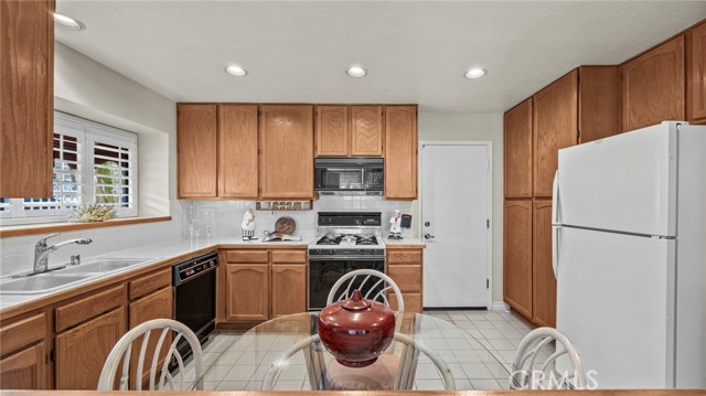 Detail Gallery Image 16 of 48 For 1563 San Fernando Dr, Corona,  CA 92882 - 3 Beds | 2/1 Baths