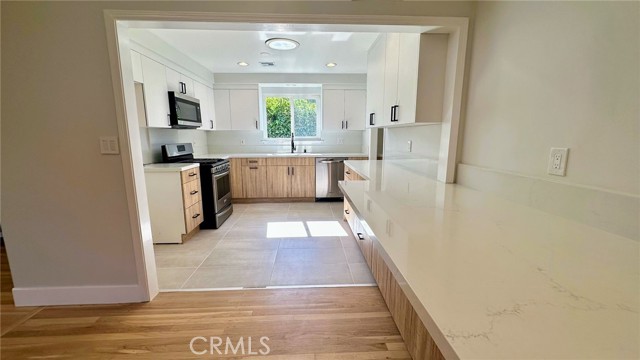 Detail Gallery Image 12 of 22 For 23012 Gilmore St, West Hills,  CA 91307 - 4 Beds | 2 Baths