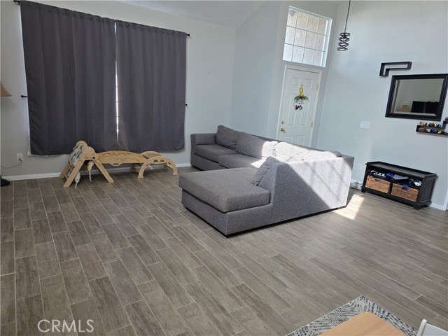 Detail Gallery Image 4 of 33 For 3330 Garnet, Rosamond,  CA 93560 - 5 Beds | 3 Baths