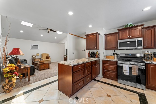 Detail Gallery Image 10 of 44 For 27932 Calypso Ln, Canyon Country,  CA 91351 - 4 Beds | 2 Baths