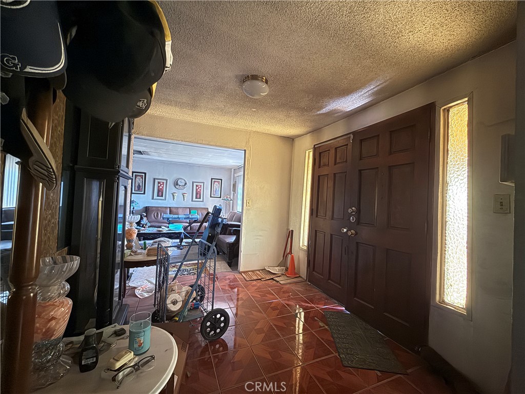 https://media.crmls.org/medias/019627fd-a6c4-4d8f-8408-686d119e9d95.jpg?preset=X-Large