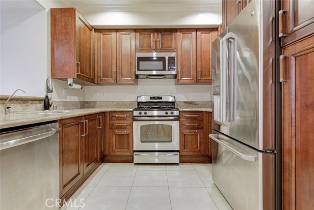 Detail Gallery Image 5 of 32 For 556 E Palm Ave #102,  Burbank,  CA 91501 - 3 Beds | 3 Baths