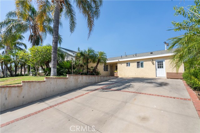 11044 Borden Avenue, Pacoima CA: https://media.crmls.org/medias/01a21a50-58f2-433d-846b-f2652bda17f4.jpg