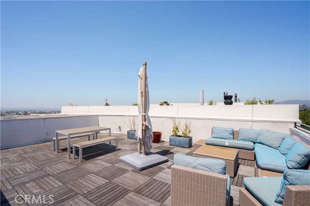 1029 White Knoll Drive, Los Angeles CA: https://media.crmls.org/medias/01a35edd-c54f-4989-bc86-9feb88193e88.jpg