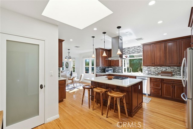 Detail Gallery Image 13 of 39 For 1025 N Screenland Dr, Burbank,  CA 91505 - 3 Beds | 2 Baths