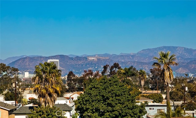 5443 1/2 Blackwelder, Los Angeles CA: https://media.crmls.org/medias/01aa09a2-5d9d-4f19-8e38-dfea577dab84.jpg