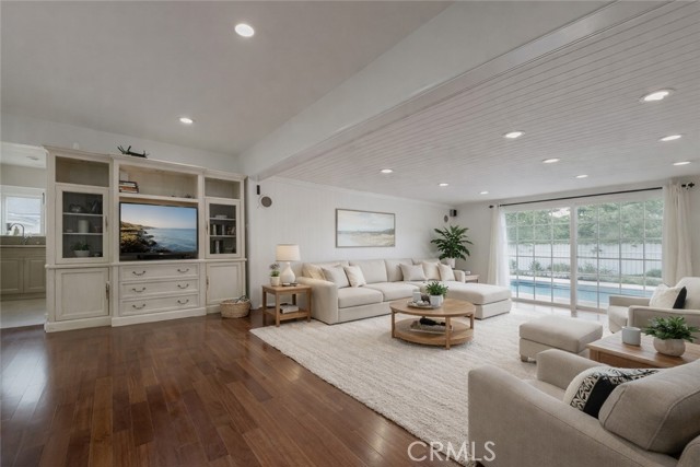 Detail Gallery Image 14 of 23 For 5517 Woodman Ave., Sherman Oaks,  CA 91401 - 4 Beds | 3 Baths