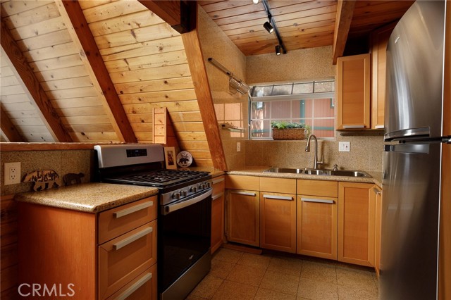 Detail Gallery Image 8 of 34 For 422 Pyramid, Lake Arrowhead,  CA 92352 - 3 Beds | 2 Baths