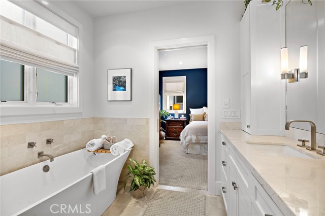 Detail Gallery Image 19 of 68 For 711 1/2 Marigold, Corona Del Mar,  CA 92625 - 2 Beds | 2/1 Baths