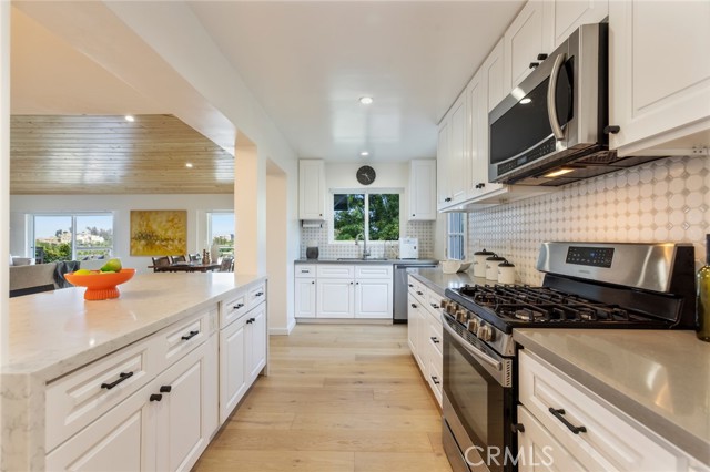 22253 Del Valle Street, Woodland Hills CA: https://media.crmls.org/medias/01b9e22e-12b9-4473-8b4b-cb718db1f9a1.jpg