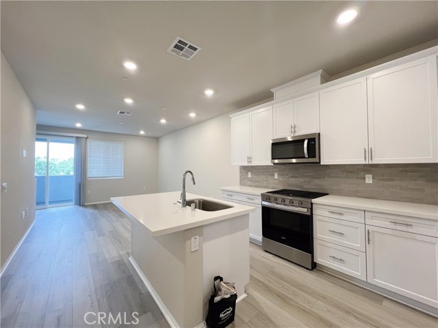 Detail Gallery Image 6 of 20 For 223 Aurora Ln, Pomona,  CA 91767 - 3 Beds | 3 Baths