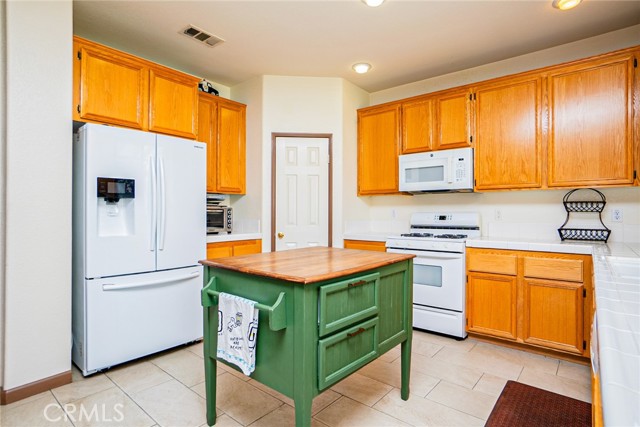 15138 Holiday Drive, Fontana CA: https://media.crmls.org/medias/01bbdd1a-fe56-4966-adce-2074569f2a4d.jpg