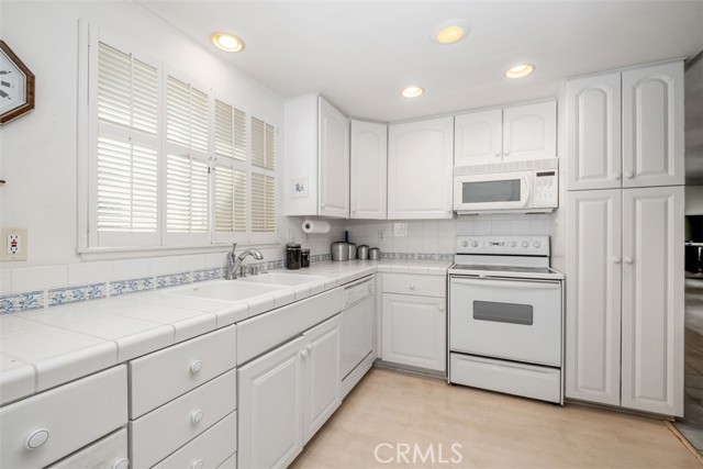 Detail Gallery Image 2 of 34 For 2388 W via Mariposa 3e,  Laguna Woods,  CA 92637 - 3 Beds | 2 Baths