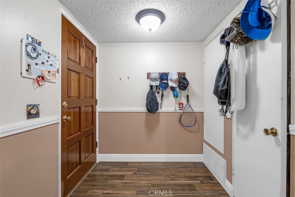 https://media.crmls.org/medias/01bd5f76-ec41-4a1e-b3d5-1174866b221e.jpg?preset=X-Large