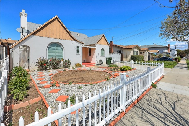 111 Los Higos Street, Alhambra CA: https://media.crmls.org/medias/01c5a175-af7f-4ba4-a468-0cf4653c33b9.jpg
