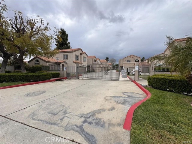 Detail Gallery Image 1 of 7 For 1081 E Grand Ave #20,  Pomona,  CA 91766 - 3 Beds | 2/1 Baths