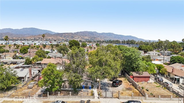 8040 Troost Avenue, North Hollywood CA: https://media.crmls.org/medias/01c7e5ae-0952-4e12-91ba-847241762d78.jpg