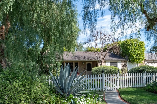 Detail Gallery Image 2 of 26 For 1415 Garden St, Glendale,  CA 91201 - 3 Beds | 2 Baths