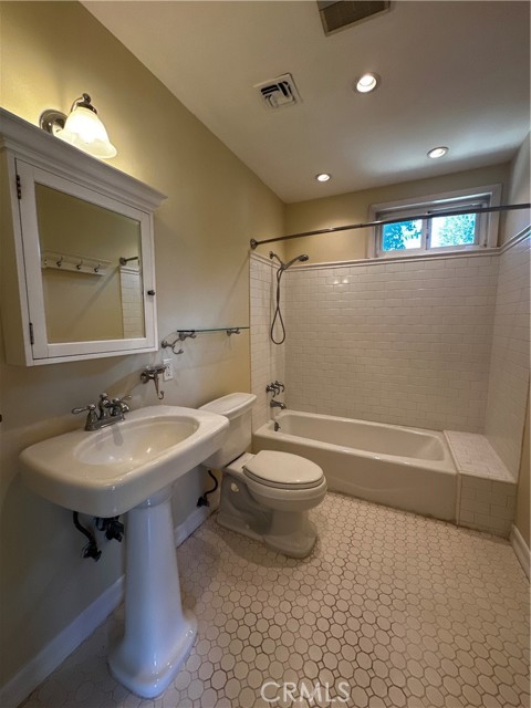 Detail Gallery Image 17 of 36 For 11741 Otsego St, Valley Village,  CA 91607 - 4 Beds | 2/1 Baths