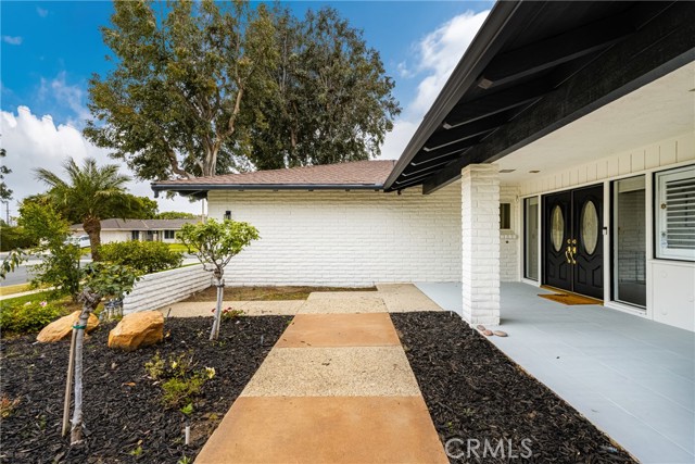 Detail Gallery Image 4 of 54 For 18961 Castlegate Ln, Santa Ana,  CA 92705 - 4 Beds | 3/1 Baths