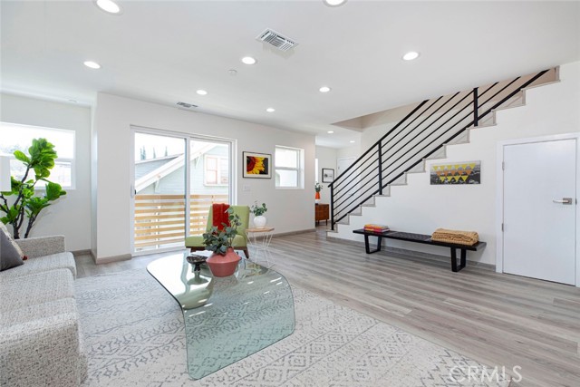 Detail Gallery Image 3 of 36 For 1754 N Berendo St #B,  Los Angeles,  CA 90027 - 3 Beds | 2/1 Baths