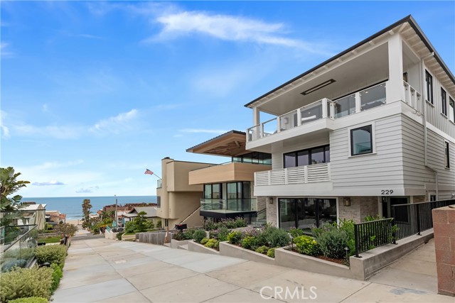 Detail Gallery Image 1 of 50 For 229 25th St, Manhattan Beach,  CA 90266 - 5 Beds | 5/2 Baths
