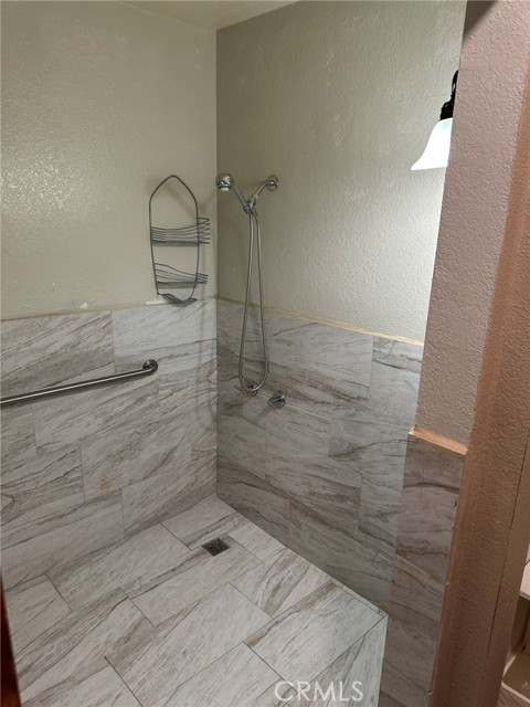 Detail Gallery Image 8 of 19 For 1715 Lake Way, Lancaster,  CA 93534 - 5 Beds | 2/1 Baths