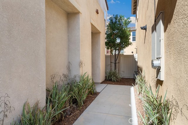 Detail Gallery Image 2 of 30 For 40029 Calle Real #28,  Murrieta,  CA 92563 - 4 Beds | 2/1 Baths