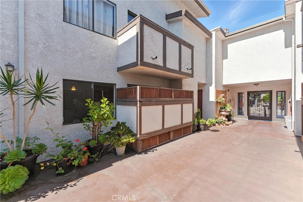 6250 Fulton Avenue #104