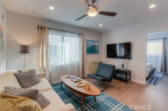200 Moonstone Street, Manhattan Beach CA: https://media.crmls.org/medias/01d78fb9-a849-4b1c-bdf2-d55a8e11a373.jpg