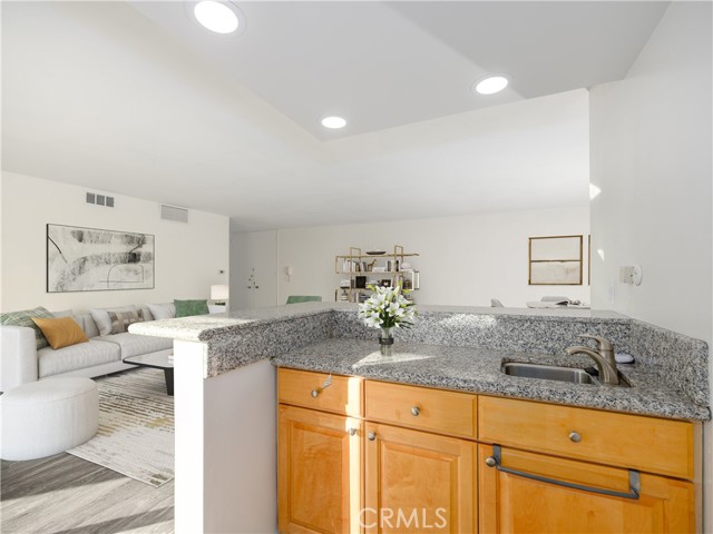 Detail Gallery Image 14 of 28 For 5411 Tyrone, Sherman Oaks,  CA 91401 - 3 Beds | 3 Baths