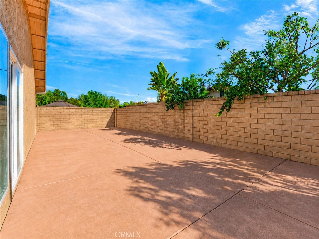 https://media.crmls.org/medias/01d98197-c6da-466f-8d94-7f87692d40cb.jpg?preset=X-Large