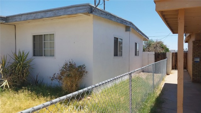 982 E Barnard Street, Blythe CA: https://media.crmls.org/medias/01daa6df-9dc1-46b0-8e73-111fcae78cc9.jpg