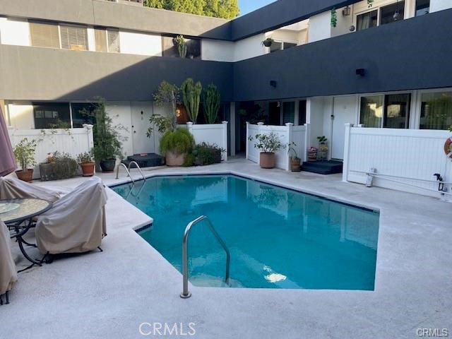 Detail Gallery Image 2 of 22 For 5144 Zelzah #3,  Encino,  CA 91316 - 2 Beds | 2/1 Baths