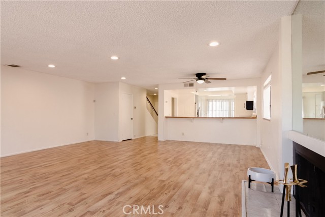 Detail Gallery Image 5 of 16 For 9906 Owensmouth Ave #7,  Chatsworth,  CA 91311 - 3 Beds | 2/1 Baths
