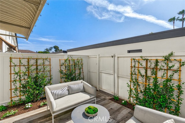 Detail Gallery Image 17 of 33 For 1074 Buckingham, Newport Beach,  CA 92660 - 2 Beds | 2/1 Baths