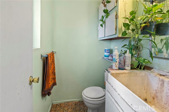 Detail Gallery Image 17 of 30 For 11878 205th St, Lakewood,  CA 90715 - 5 Beds | 2/1 Baths