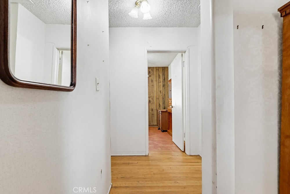 https://media.crmls.org/medias/01e1d827-8094-41f2-86b0-c69704404b7b.jpg?preset=X-Large