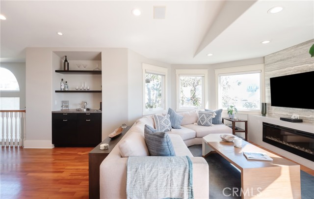 233 5th Street, Manhattan Beach, California 90266, 3 Bedrooms Bedrooms, ,3 BathroomsBathrooms,Residential,Sold,5th,SB22036248