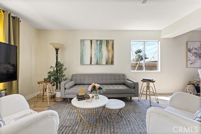 Detail Gallery Image 3 of 16 For 824 N Pasadena Ave #15,  Azusa,  CA 91702 - 3 Beds | 1/1 Baths