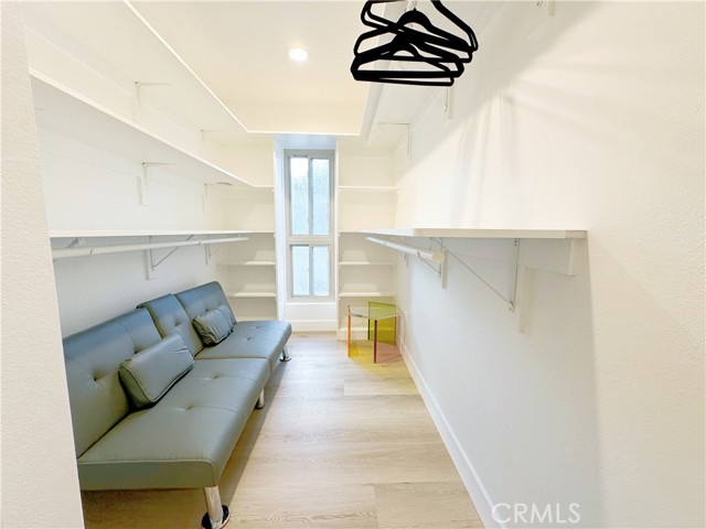 Detail Gallery Image 6 of 21 For 5255 Coldwater Canyon #D,  Sherman Oaks,  CA 91401 - 3 Beds | 3 Baths